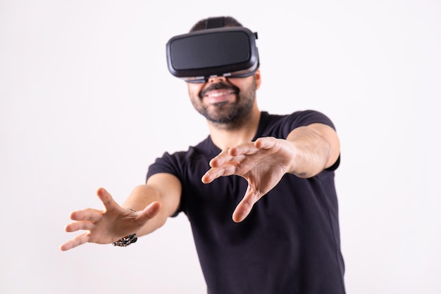 Jovem em vr óculos headset gesticulando retrato realidade virtual futuro tecnologia educação vídeo ...