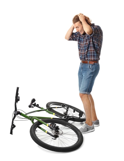 Jovem emocional com bicicleta no fundo branco