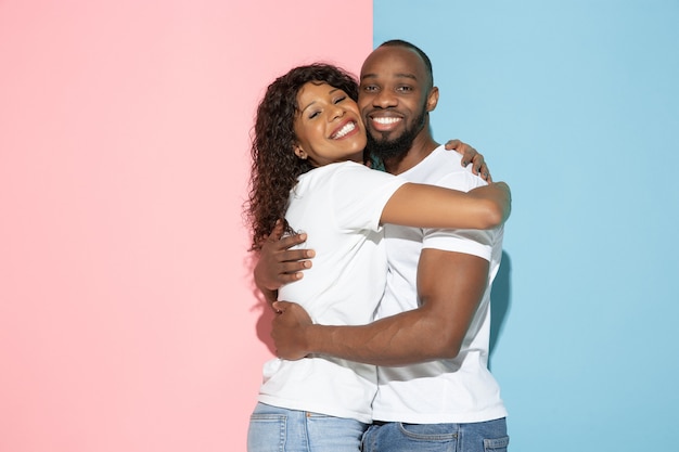 Foto jovem emocional e mulher em fundo rosa e azul