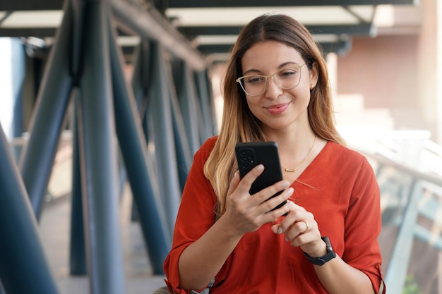 Jovem empreendedora vai trabalhar em seu negócio inicial de sucesso sobre tecnologia e energia verde Conceitos corporativos e de estilo de vida