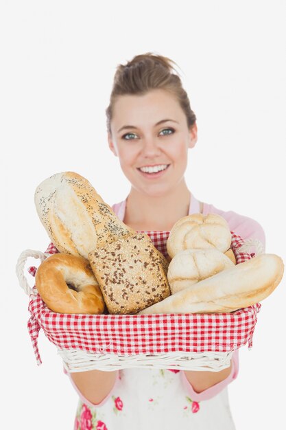 Jovem empregada segurando cesta de pão