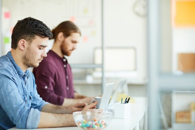 Jovem empregado no trabalho