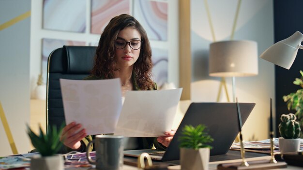 Foto jovem empresária a analisar papéis no escritório em close-up mulher de negócios