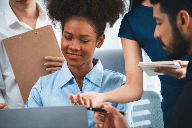 Jovem empresária africana a trabalhar num escritório multicultural em Concord