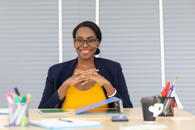 Foto jovem empresária afro-americana confiante trabalhando em um escritório