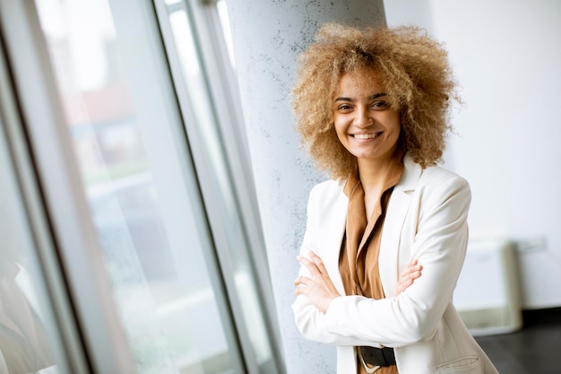 Jovem empresária afro-americana em um escritório moderno