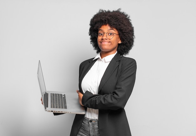 Jovem empresária afro encolhendo os ombros