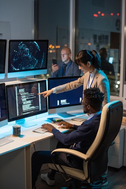 Foto jovem empresária asiática apontando para a tela do computador