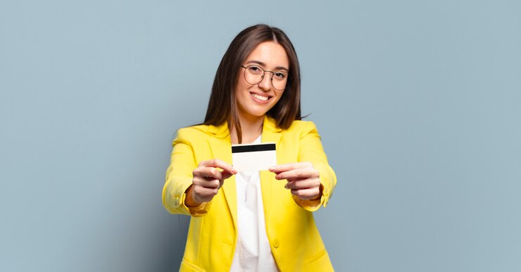 Foto jovem empresária bonita com cartão de crédito