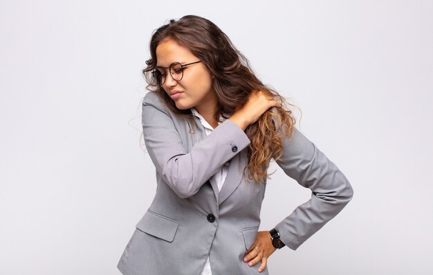 Foto jovem empresária bonita com óculos