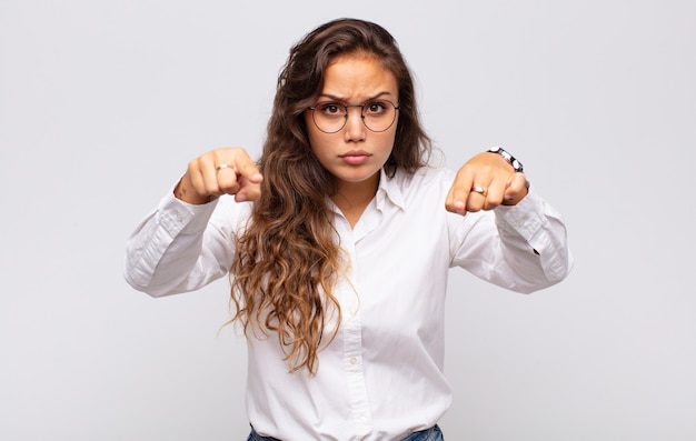 Foto jovem empresária bonita com óculos