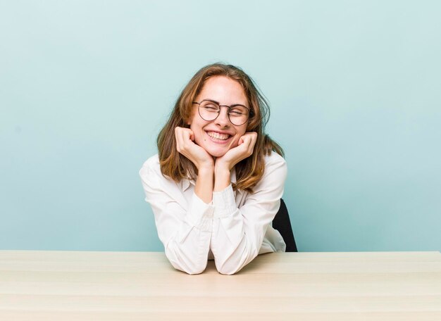 Jovem empresária bonita sentada com uma mesa