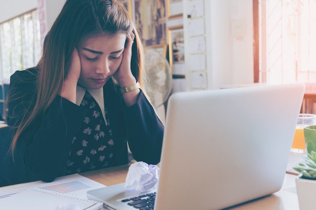 Jovem empresária cansada do trabalho no escritório