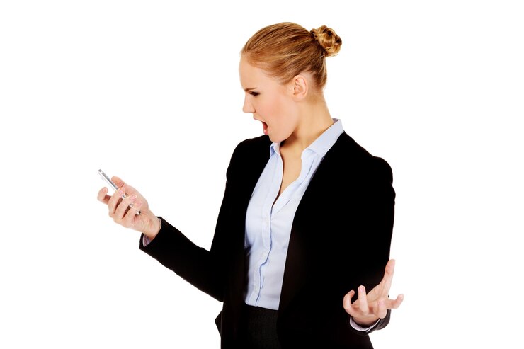 Foto jovem empresária chocada usando telefone celular contra um fundo branco