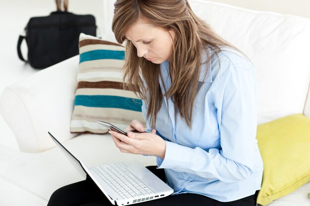 Jovem empresária com laptop e celular