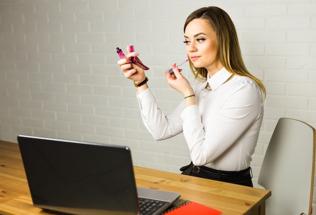 Jovem empresária compõem no trabalho