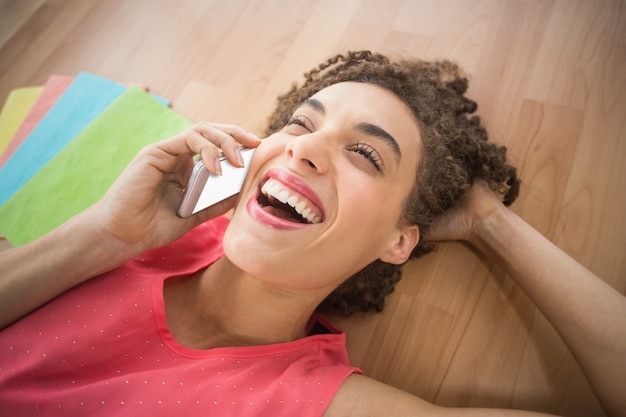 Jovem empresária criativa rindo ao telefone