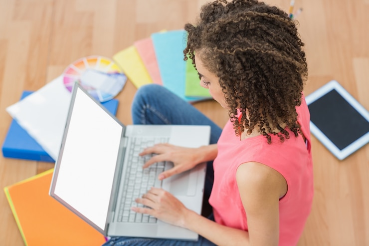 Foto jovem empresária criativa trabalhando no laptop
