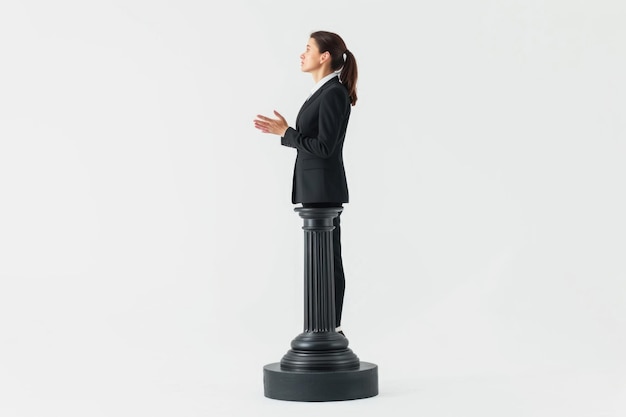 Jovem empresária dando um discurso em um pedestal isolado em fundo branco