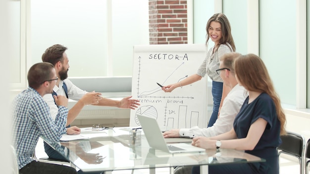 Jovem empresária discutindo suas ideias com colegas