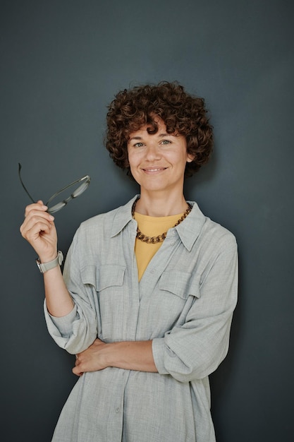 Jovem empresária elegante com retrato de cabelo encaracolado