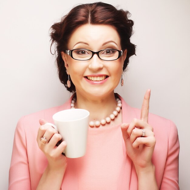 Jovem empresária fazendo uma pausa para o café