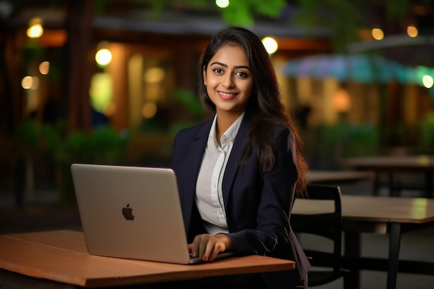 Jovem empresária feliz usando computador em escritório moderno com colegas gerente elegante e bonita