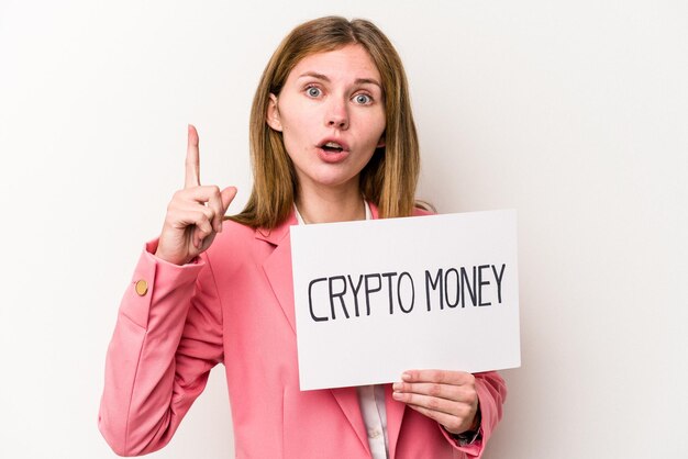 Jovem empresária inglesa segurando um cartaz de dinheiro criptográfico isolado no fundo branco com um conceito de inspiração de ideia