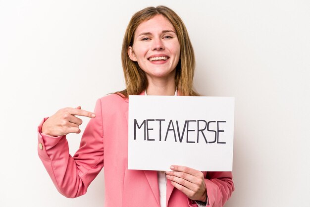 Jovem empresária inglesa segurando um cartaz do metaverso isolado no fundo branco pessoa apontando com a mão para um espaço de cópia de camisa, orgulhoso e confiante