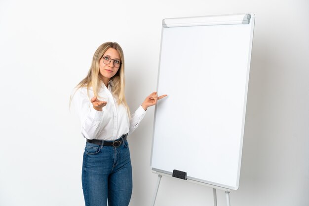 Jovem empresária isolada no branco