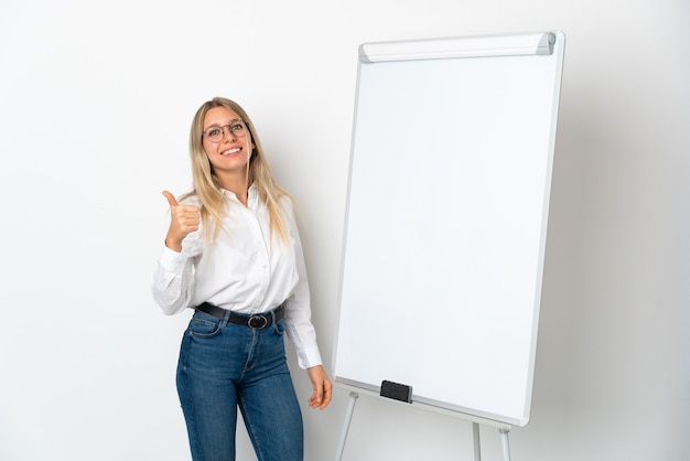 Jovem empresária isolada no branco