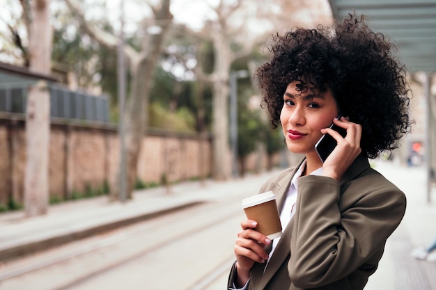 Jovem empresária latina falando ao telefone