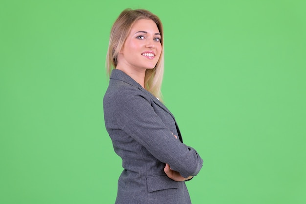 jovem empresária linda com cabelo loiro em chroma key em verde