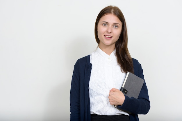 jovem empresária linda contra parede branca