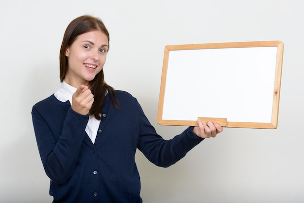 Foto jovem empresária linda contra parede branca