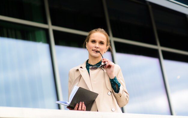 Jovem empresária linda nas ruas da cidade