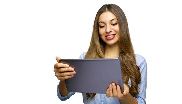 Jovem empresária muito alegre usando tablet