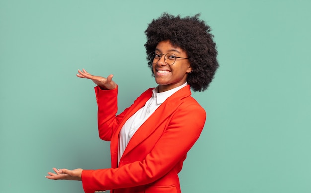 jovem empresária muito negra mostrando um produto