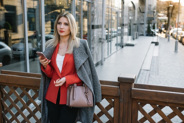 Jovem empresária na moda em um terraço