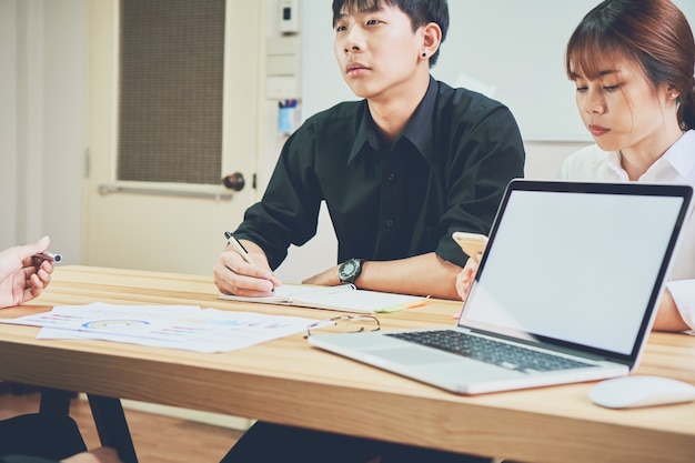 Jovem empresária no escritório em camisa casual.