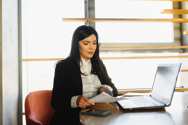 Jovem empresária no escritório