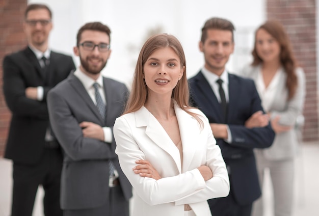 Jovem empresária no fundo de sua equipe de negócios o conceito de trabalho em equipe