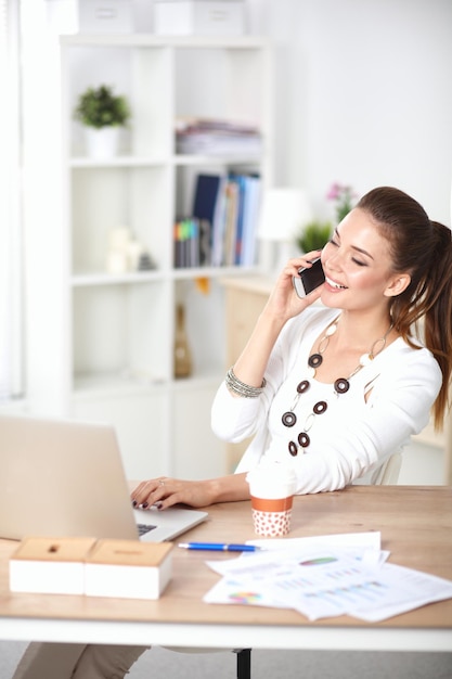 Jovem empresária sentado e falando no telefone