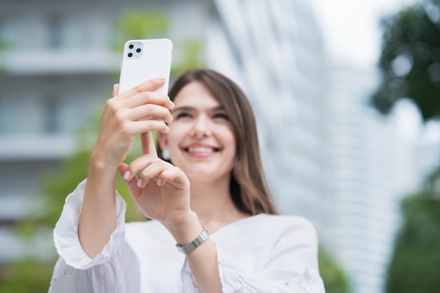 Jovem empresária tomando uma selfie