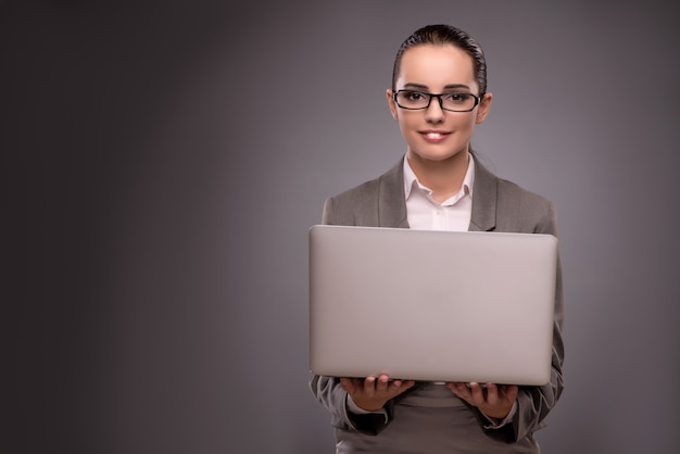 Jovem empresária trabalhando com laptop no conceito de negócio