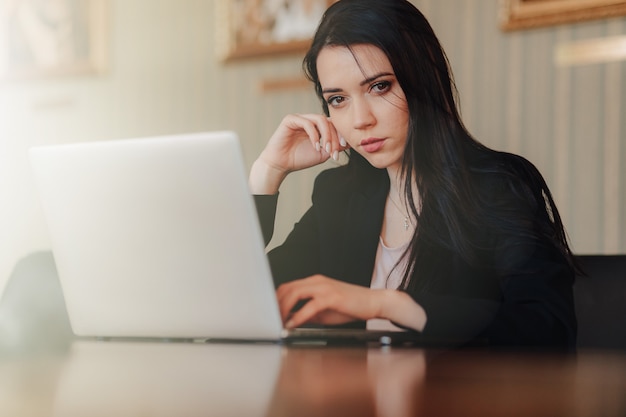 Jovem empresária usando um laptop