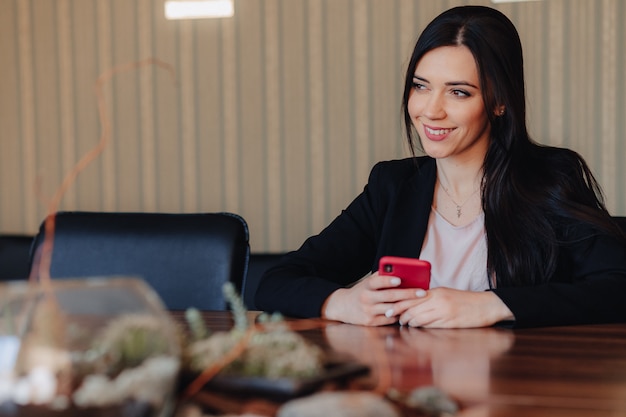 Jovem empresária usando um smartphone