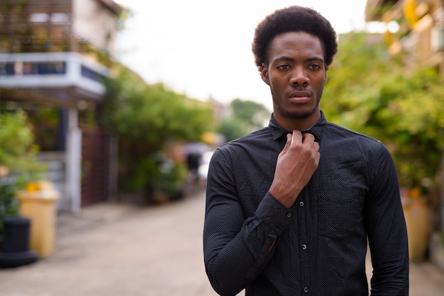 Jovem empresário africano bonito na rua ao ar livre