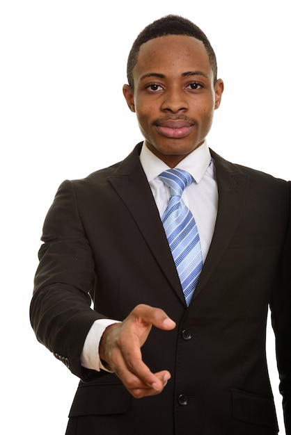 Jovem empresário africano dando um aperto de mão isolado no branco
