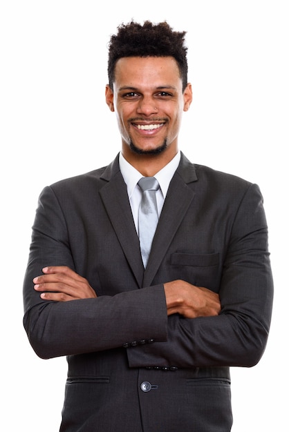 jovem empresário africano feliz sorrindo com os braços cruzados